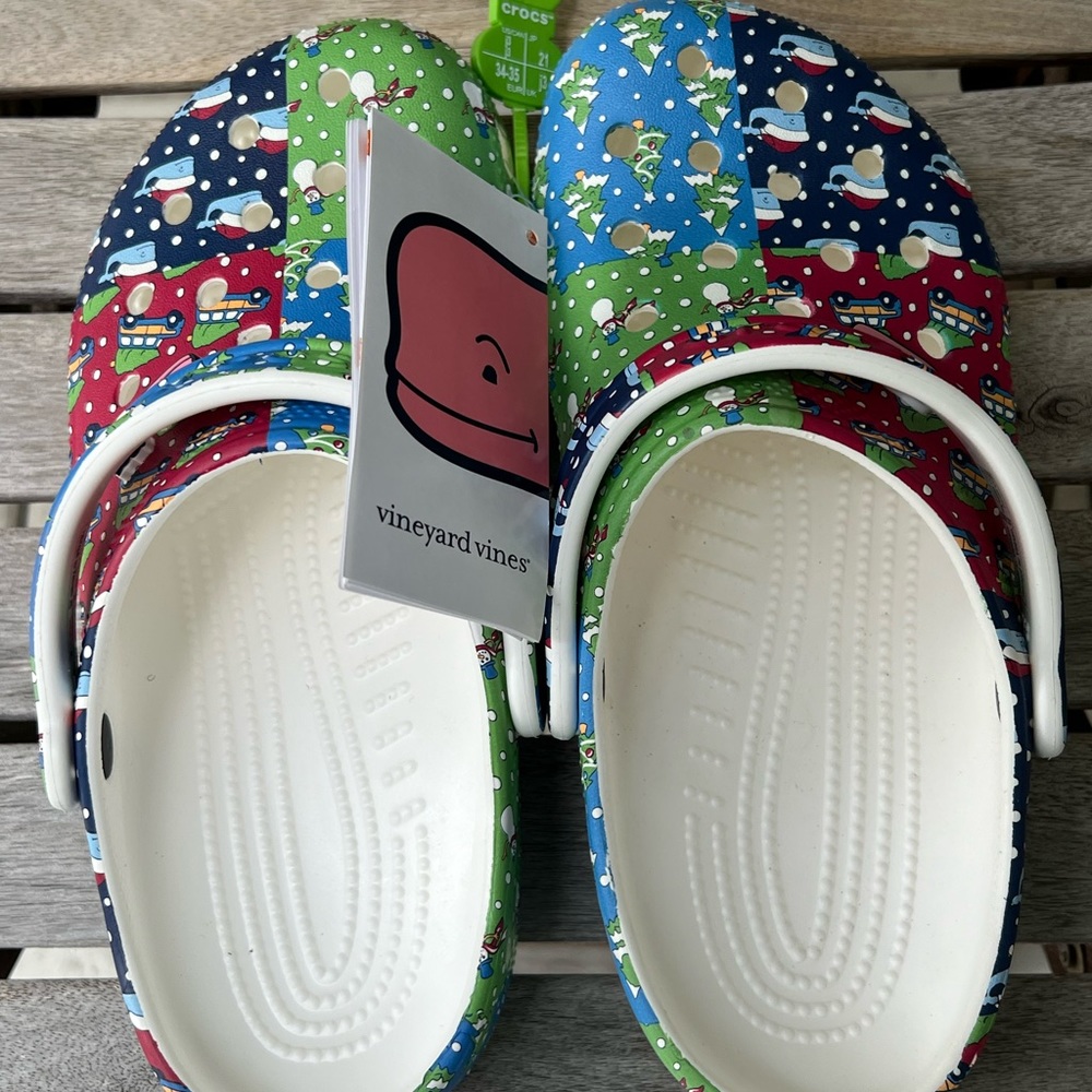 Vineyard Vines Limited Edition Holiday Crocs J3 NWT